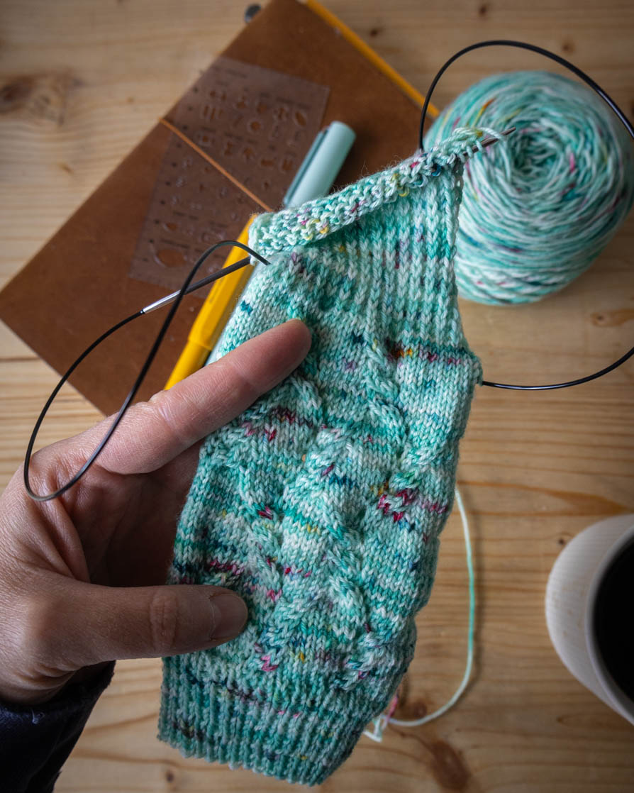 Le dos de la chaussette tricotée Orages, patron du Défi Chaussettes de juin 2026